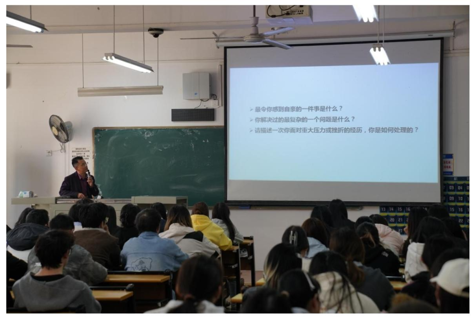 【院系动态】文法学院召开“规划未来,实践先行——大学生职业 生涯规划新路径”主题讲座
